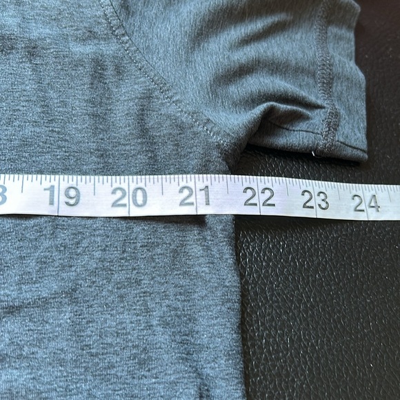 Vuori Strato Tech Tee Mens Charcoal Heather Grey Stretch Moisture Wicking Sz L - Picture 5 of 8